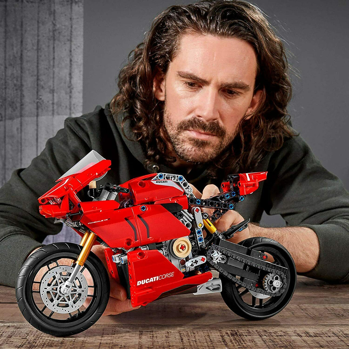 Lego Technic  Ducati Panigale V4 R 42107